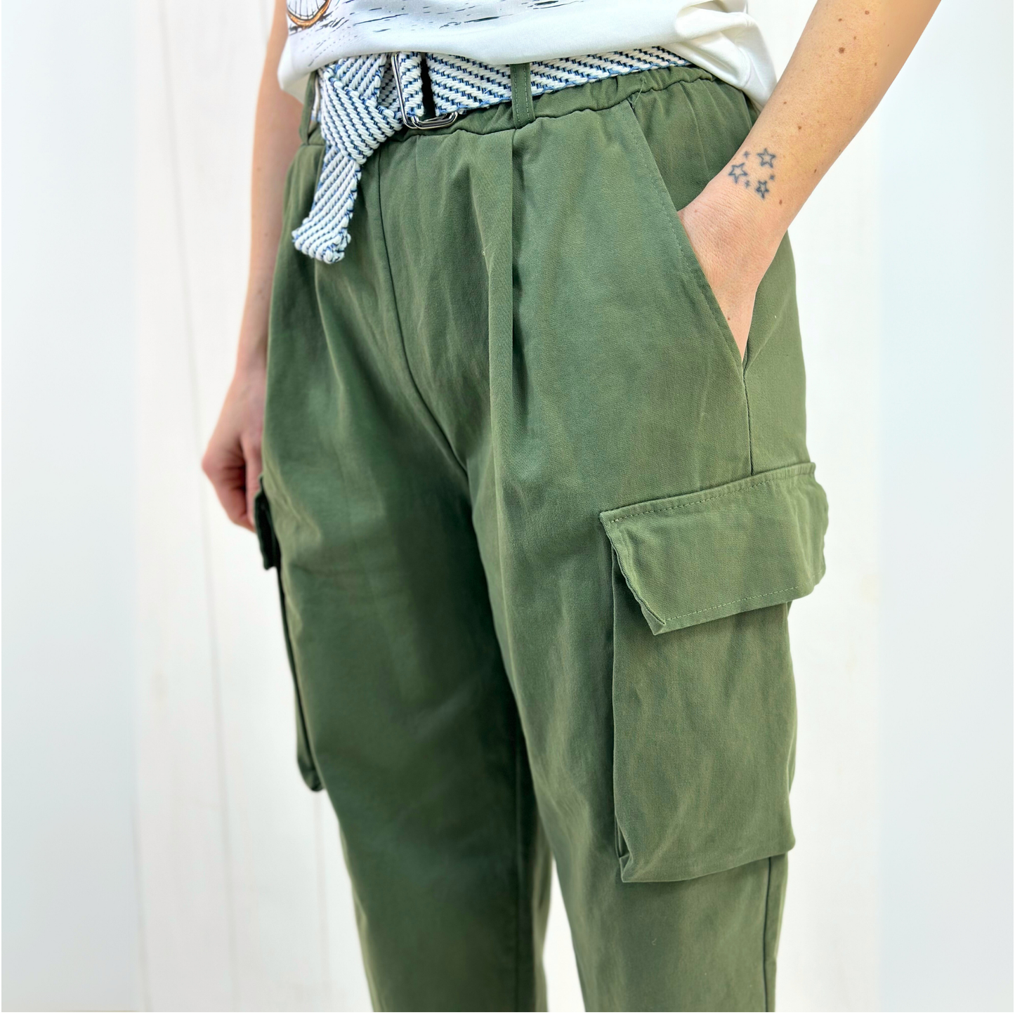 Pantaloni cargo con tasconi laterali e cinta a contrasto