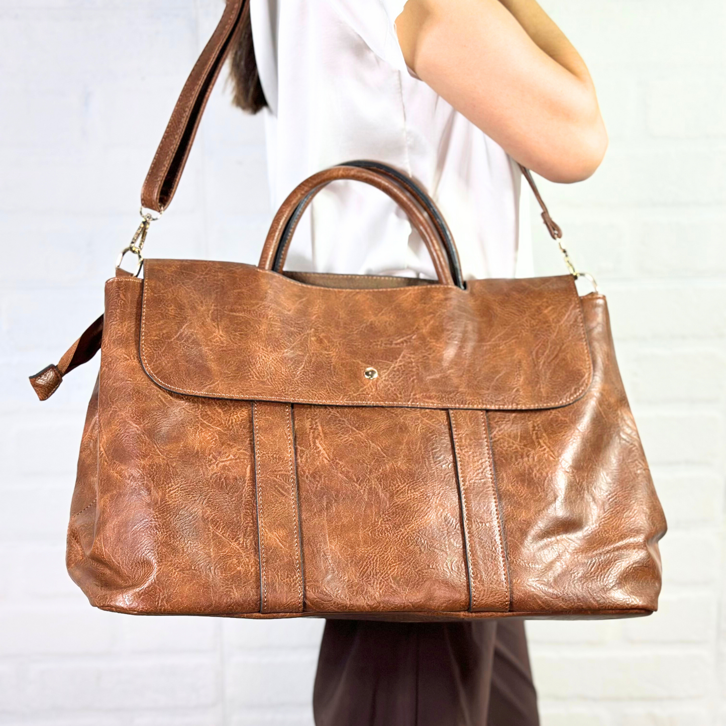Maxi borsa color cuoio con maniglie e tracolla