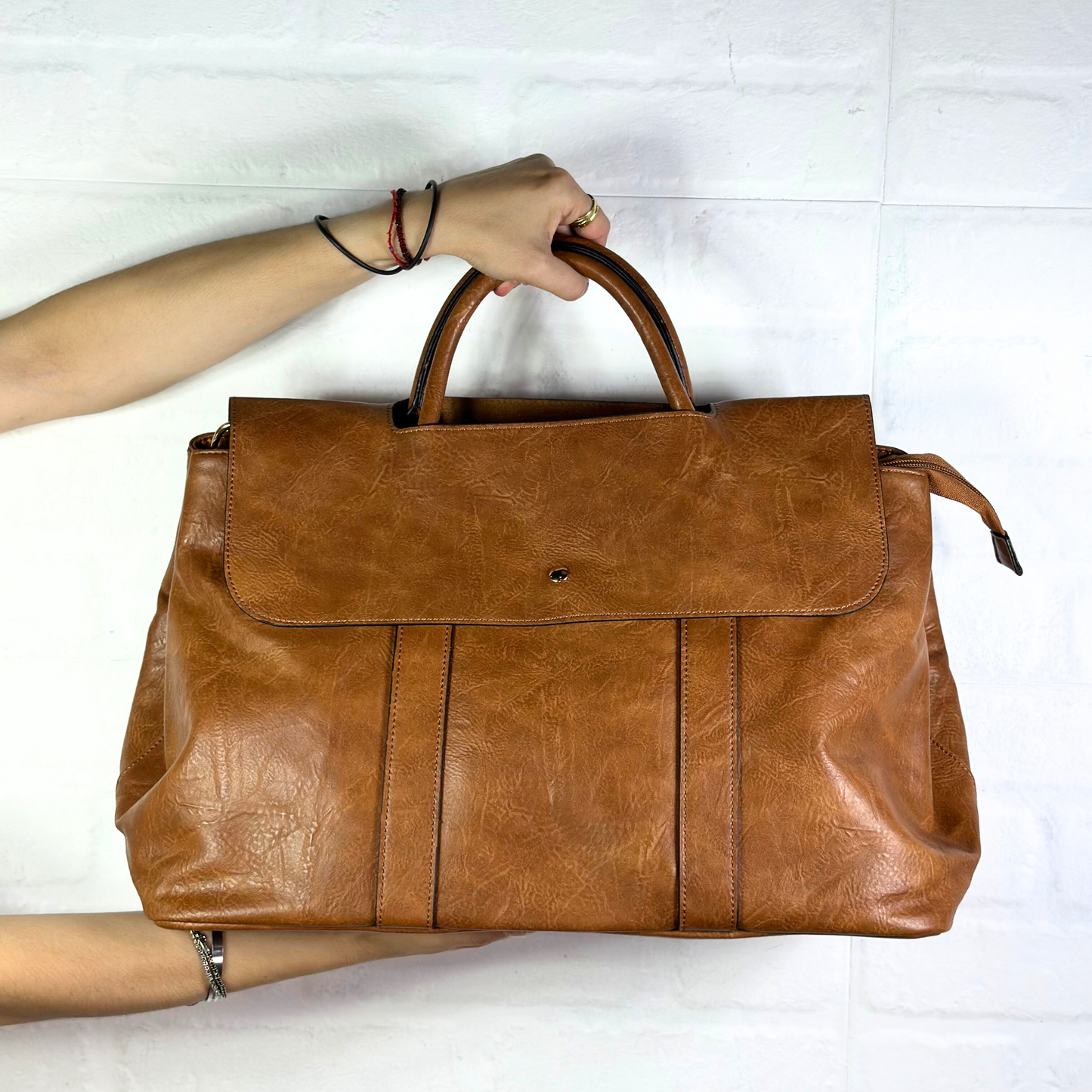 Maxi borsa color cuoio con maniglie e tracolla